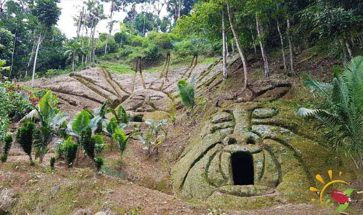 Höhlen auf dem Weg zum Mirador Indichuris in Ecuador