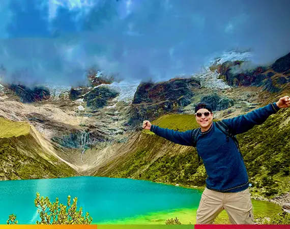 Reisender vor der türkisfarbenen Laguna Humantay in Peru mit Gletscherbergen im Hintergrund