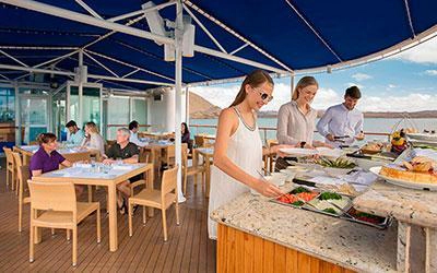 Al Fresco Speisebereich der Galapagos Yacht Isabela II
