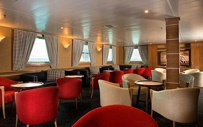 Bar und Salon der Galapagos Yacht Isabela II