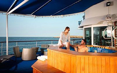 Jacuzzi und Sonnendeck der Erste Klasse Galapagos Yacht Isabela II