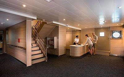 Rezeption der Erste Klasse Galapagos Yacht Isabela II