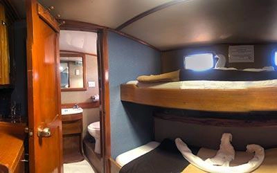 Kabine mit Bad der Galapagos Yacht Golondrina
