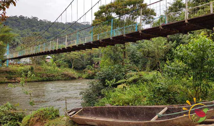 Brücke über den Fluss Puyo