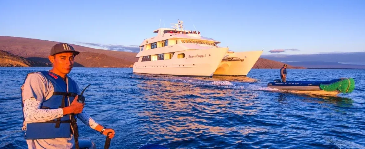 katamaran treasure ausflugsboot galapagos banner