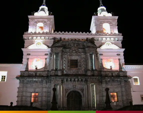 Beleuchtete Fassade der Kirche San Francisco bei Nacht im historischen Zentrum von Quito.