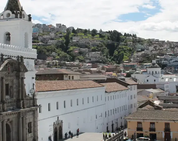 Panoramablick auf die Kirche San Francisco im historischen Zentrum von Quito, Ecuador.