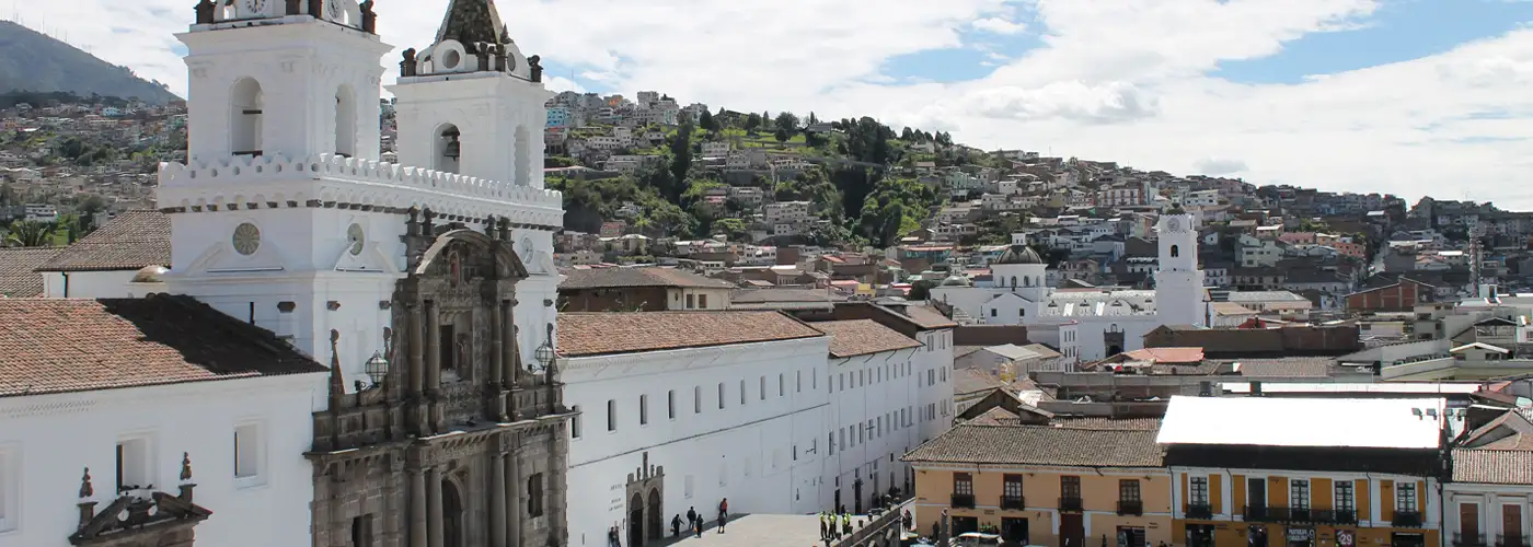 Panoramablick auf die Kirche San Francisco im historischen Zentrum von Quito, Ecuador.
