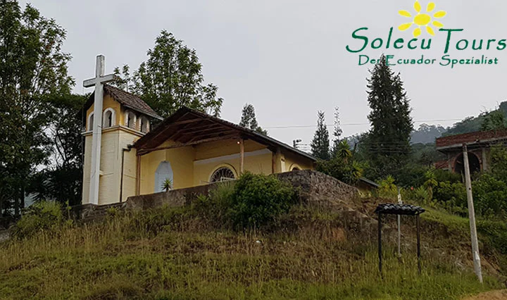 gelbe Kirche auf dem Vulkan Ilaló