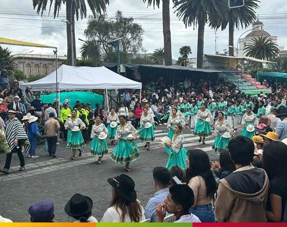 Tanzgruppe in grünen traditionellen Kleidern während der Fiesta de la Mama Negra in Latacunga, Ecuador.