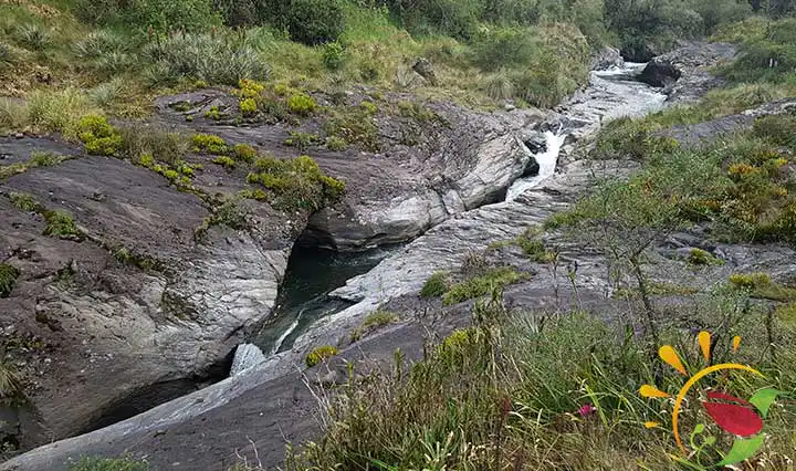 Fluss zwischen Lavagestein auf dem Weg zum Condor Machay