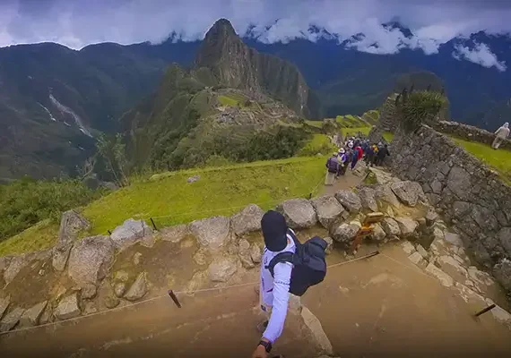 Panorama von Machu Picchu in Peru mit Blick auf Huayna Picchu, Inka-Ruinen und Besucher auf den steinernen Terrassen