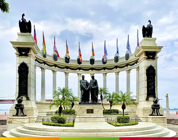 Denkmal von Bolívar und San Martín am Malecón 2000 in Guayaquil, umgeben von Flaggen und klassizistischen Säulen.