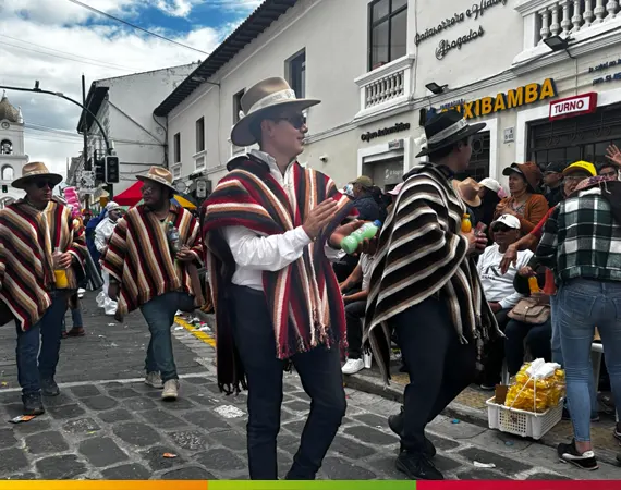 Tänzer in traditionellen Ponchos während der Fiesta de la Mama Negra in Latacunga, Ecuador.