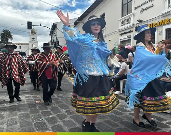 Tänzerinnen in traditionellen Trachten während der Fiesta de la Mama Negra in Latacunga, Ecuador.