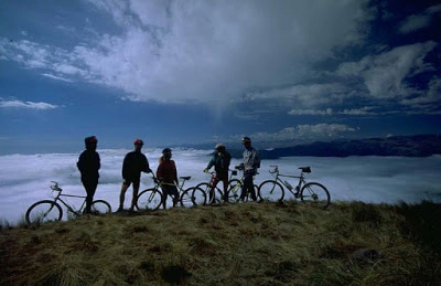 Auf der Fahrt warten spektakuläre Aussichten, Bergnebelwald, Peru
