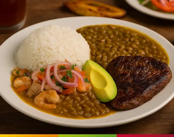 Traditionelles ecuadorianisches Gericht Arroz con Menestra y Carne Asada – Reis mit Linsen, gegrilltem Rindfleisch, Avocado und Kochbananen.