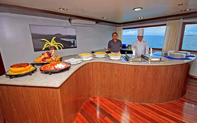 Buffet auf dem Galapagos Katamaran Ocean Spray
