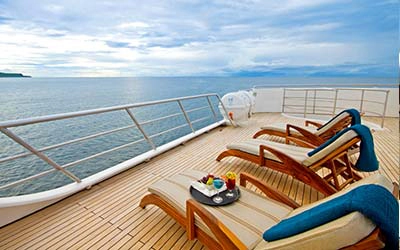 Sonnendeck auf dem Galapagos Katamaran Ocean Spray