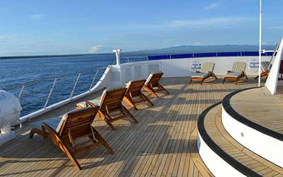 Sonnendeck auf dem Galapagos Katamaran Ocean Spray