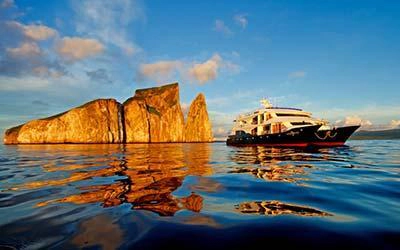 Galapagos Katamaran Ocean Spray vor dem Kickers Rock