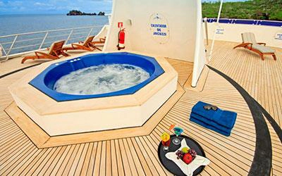 Sonnendeck auf dem Galapagos Katamaran Ocean Spray