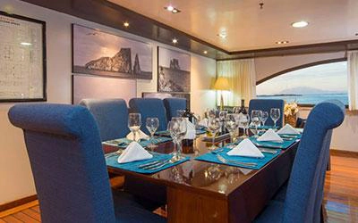 Speisesaal auf dem Galapagos Katamaran Ocean Spray