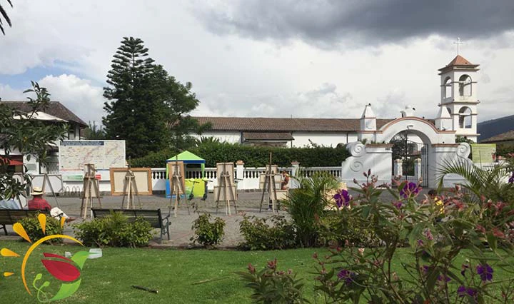 Innenstadt von Cumbaya mit Park, Kirche und Kunst