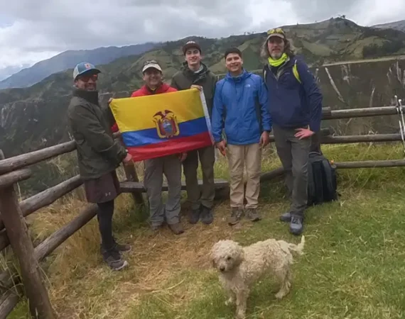 Gruppe von Wanderern auf dem Quilotoa Loop in Ecuador, kurz vor dem Dorf Chugchilán, mit Blick auf die Andenlandschaft.