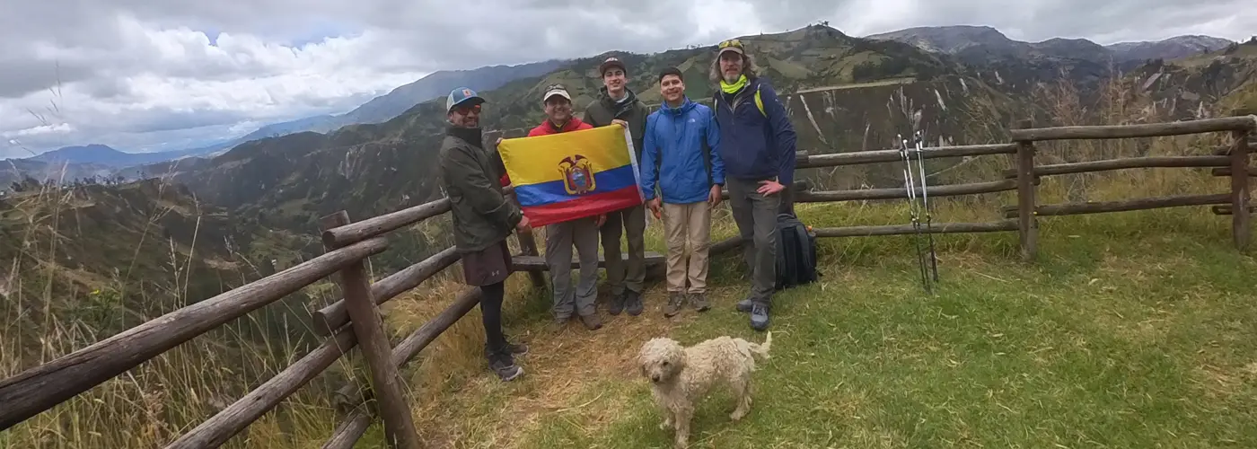 Gruppe von Wanderern auf dem Quilotoa Loop in Ecuador, kurz vor dem Dorf Chugchilán, mit Blick auf die Andenlandschaft.