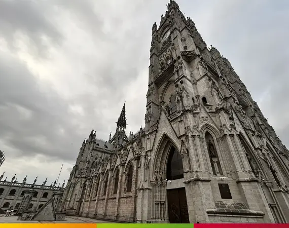 Außenansicht der monumentalen Basílica del Voto Nacional in Quito an einem bewölkten Tag.