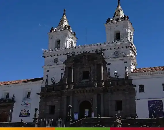 Frontansicht der San Francisco Kirche in Quito an einem sonnigen Tag.