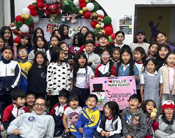 Kinder und Erzieher des Sozialprojekts Refugio de los Sueños versammelten sich während einer Gemeinschaftsaktivität in Quito, Ecuador.