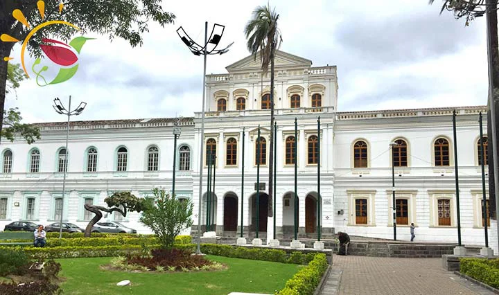 Architektur am Park Pedro Moncayo in Ibarra