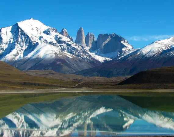 Torres del Paine mit schneebedeckten Bergen und Spiegelung im See in Patagonien, Chile