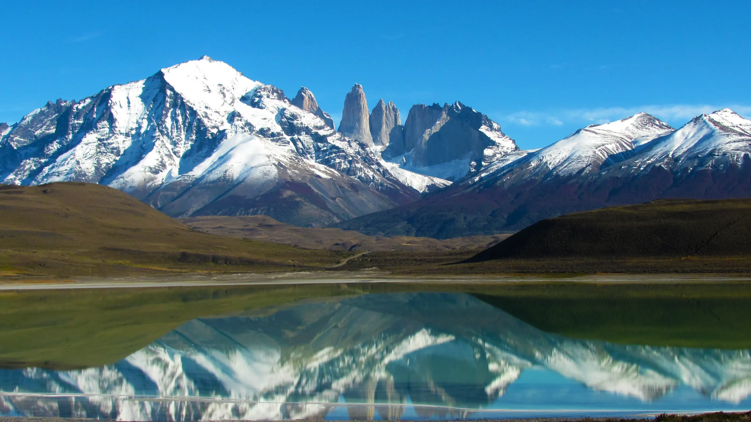 Torres del Paine mit schneebedeckten Bergen und Spiegelung im See in Patagonien, Chile