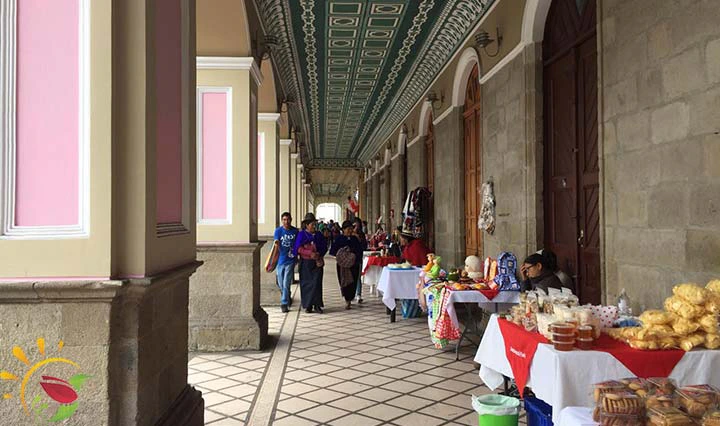 Verkaufsstände neben der Plaza Sucre