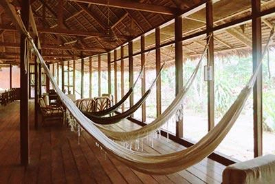 Hängematten in der Sandoval Lake Lodge Peru