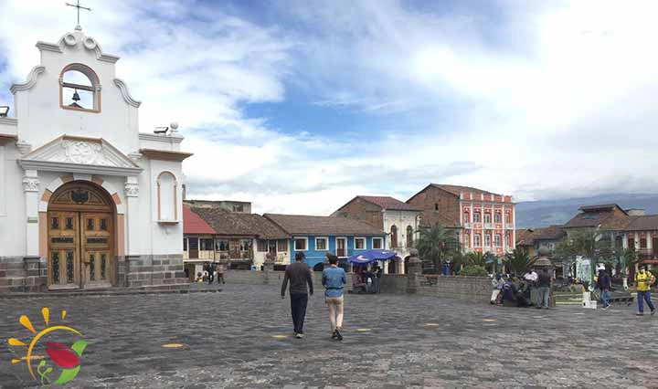 Plaza neben der Mutterkirche in Sangolqui, im Valle de los Chillos nahe Quito, Ecuador