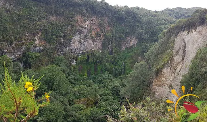 Schlcuht mit Wasserfällen im Öko-Reservat Santa Rita südlich von Quito