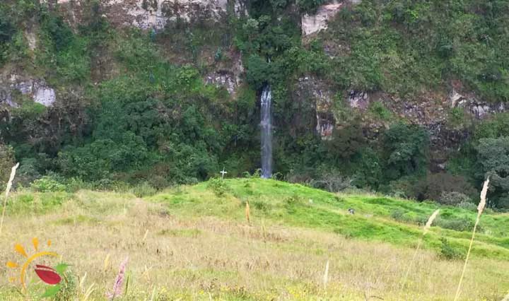 Aussicht vom Parkplatz auf die Schlucht und die Wasserfälle von Rumibosque