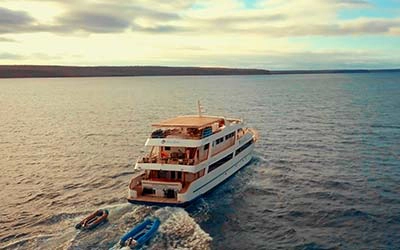 Yacht Sea Star Galapagos beim Verlassen des Hafens