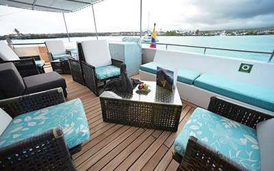 Außenlounge des Seaman Journey Galapagos Katamarans