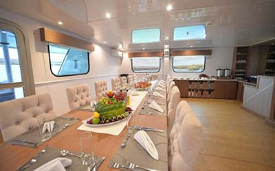 Speisesaal des Seaman Journey Galapagos Katamarans