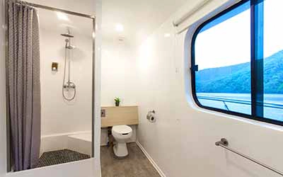 Badezimmer auf der Erste Klasse Galapagos Yacht Solaris