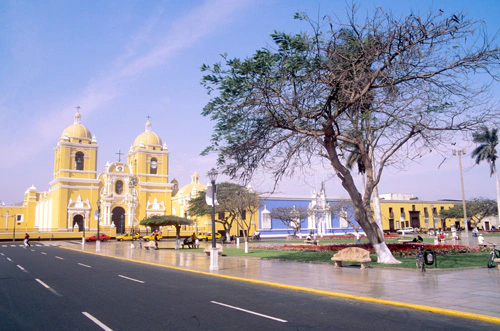 Im Tal von Lima wird viel Wasser für die Wässerung von Grünanlagen verwendet, Peru