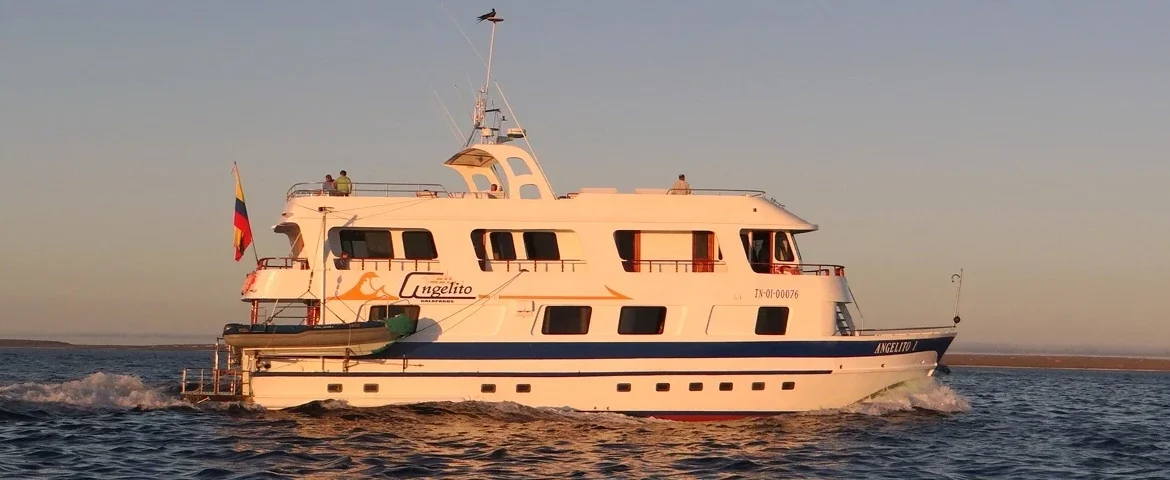 yacht angelito sonnenuntergang galapagos(1) banner