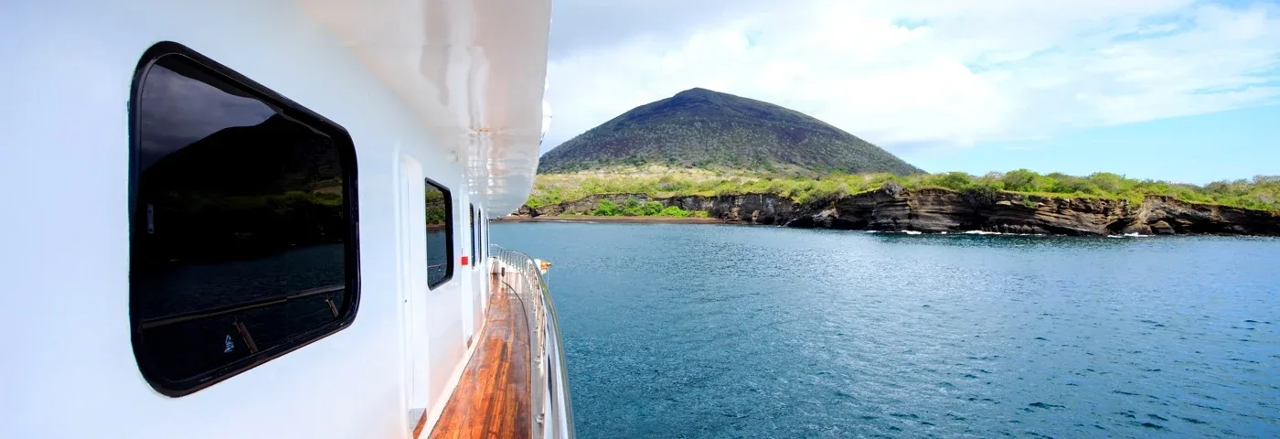 yacht solaris aussicht galapagos banner