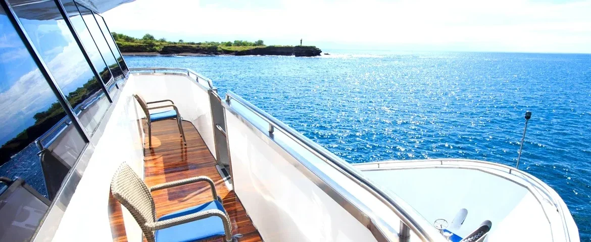 yacht solaris seitendeck galapagos banner