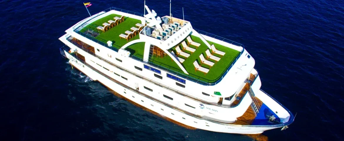 yacht solaris von oben galapagos banner